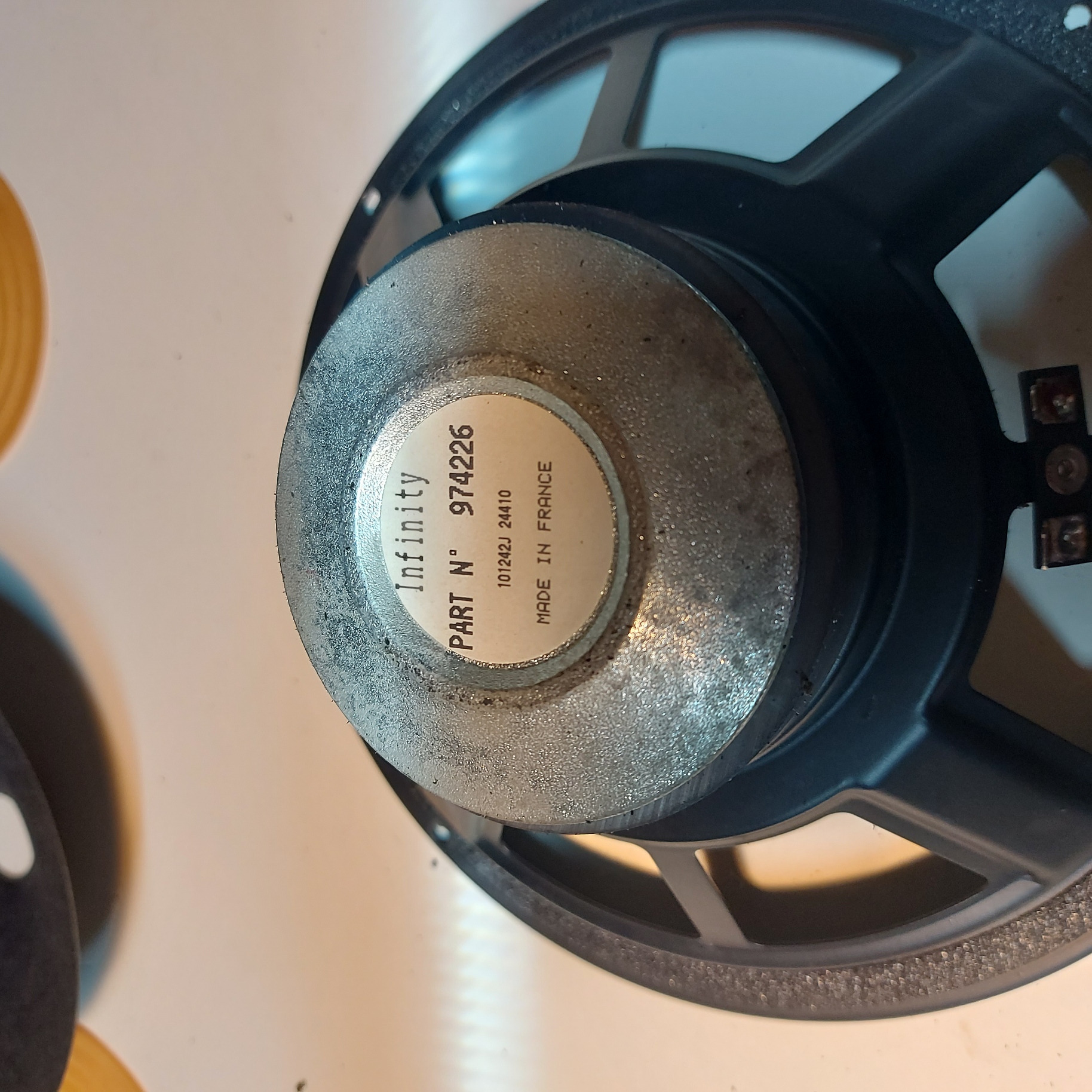 Infinity hangszóró váz típuscímkével